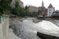 Lodě a rafty v Krumlově je stále třeba přetahovat, jinak je na Vltavě krásně...